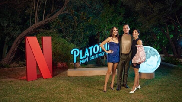 Netfilix, Gupse Özay imzalı yeni dizisi Platonik: Mavi Dolunay Otel’in lansmanını Çeşme’de renkli bir aktiflikle kutladı