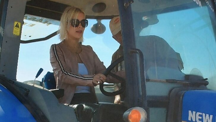 Ömür Gedik, Sahne Öncesi Traktörle Hasada Katıldı