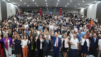 Rektör Prof. Dr. Necdet Budak çiçeği burnunda Egelilerle oryantasyon programı kapsamında buluşuyor