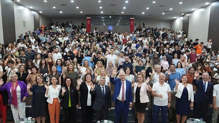 Rektör Prof. Dr. Necdet Budak çiçeği burnunda Egelilerle oryantasyon programı kapsamında buluşuyor