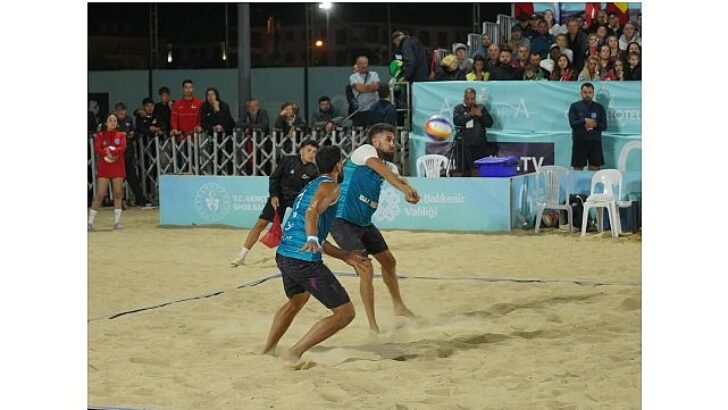 Türk voleybol tarihinde bir birinci yaşandı! Plaj Voleybolu Erkek Ulusal Grubu birinci sefer şampiyon oldu.