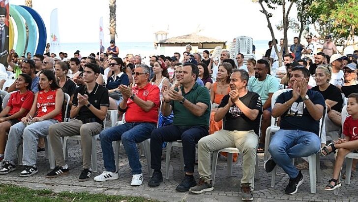 Ulusal heyecan için dev ekran kuruldu