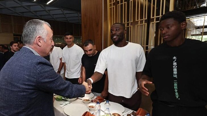 Vali Aktaş ile Lider Büyükakın’dan Beşiktaş maçı öncesi Kocaelispor’a moral