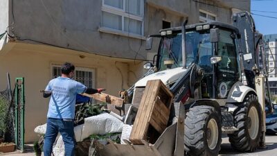 Yenişehir Belediyesi “çöp ev” niteliğindeki meskenden bir kamyon çöp çıkardı