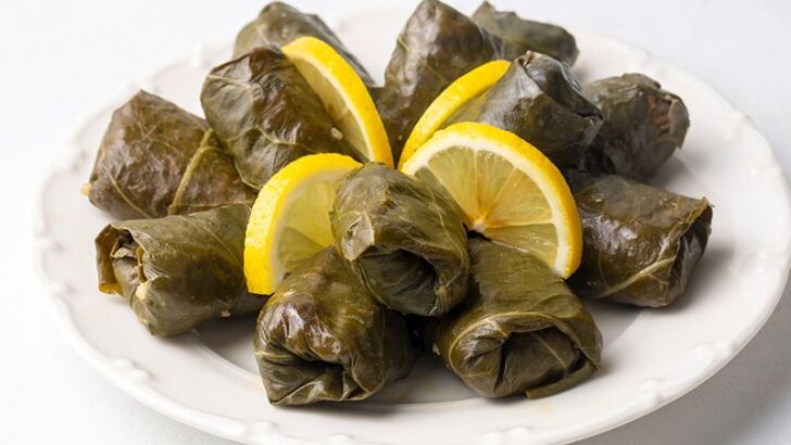 Zeytinyağlı Karalahana Sarması Tarifi