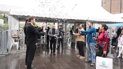 1 milyonuncu ziyaretçiye konfetili karşılama