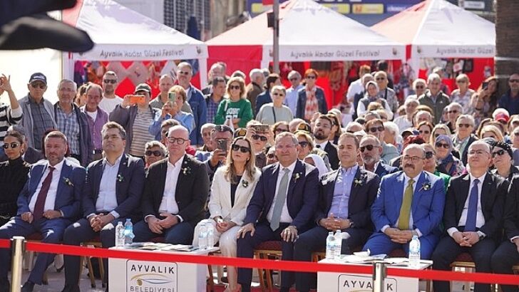 20’ncisi düzenlenen Milletlerarası Zeytin Hasat ve Turizm Şenliği, kortej yürüyüşüyle başladı.