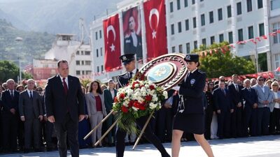 29 Ekim Bayram Coşkusu Çelenk Sunumuyla Başladı