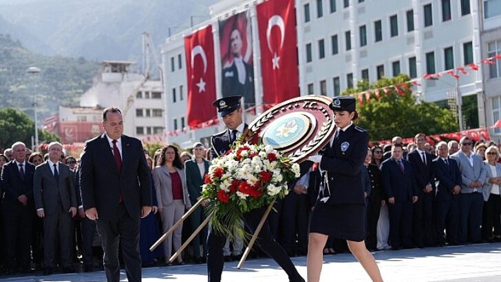 29 Ekim Bayram Coşkusu Çelenk Sunumuyla Başladı