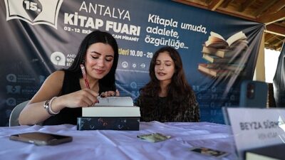 Antalya Kitap Fuarı’nda hafta sonu yoğunluğu yaşandı