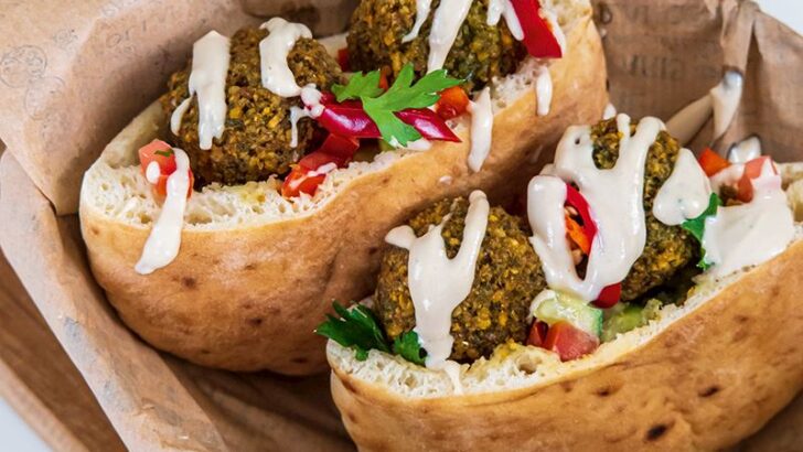 Baharatlı Falafel Ve Tahin Soslu Sandviç Tarifi