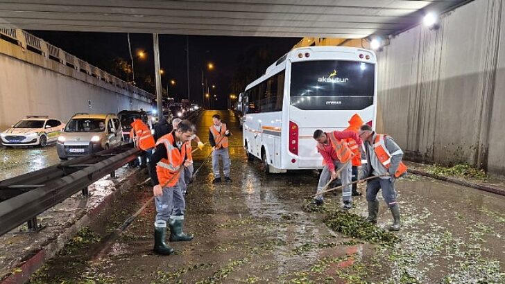 Büyükşehir grupları yağışın yarattığı aksiliklere süratle müdahale etti
