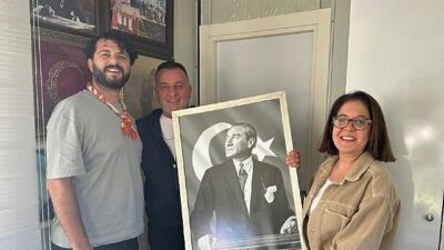Çeşme Belediyesi’nden Muhtarlar Haftasında manalı armağan: Atatürk tablosu