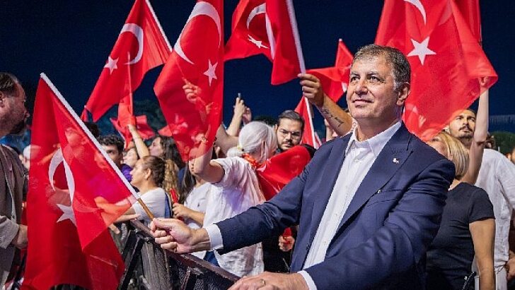 “Cumhuriyet, bir ülkenin küllerinden tekrar doğuşunda, karanlığa meydan okuyuşundadır”