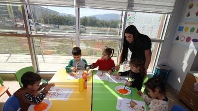 Efes Selçuk’ta tarım çalışanı bayanların çocukları Deppo Efes Masal Konutu’na emanet