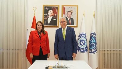 Egeli araştırmacıların ürettiği ‘Sağlıkta İnançlı İlaç Hazırlama Önlüğü’ yararlı model evrakı aldı