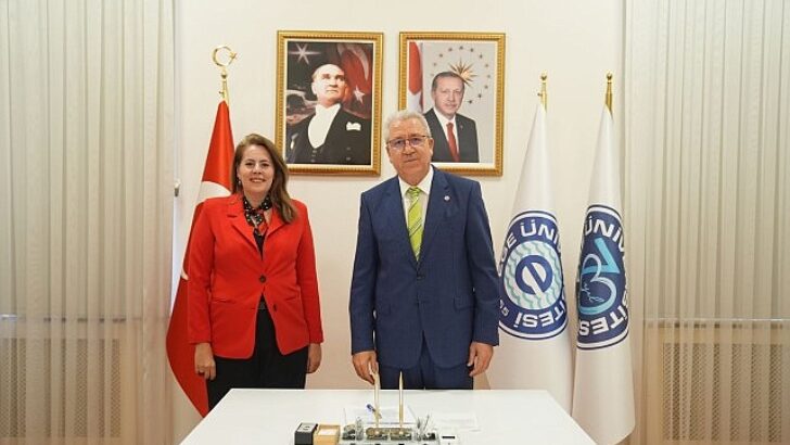Egeli araştırmacıların ürettiği ‘Sağlıkta İnançlı İlaç Hazırlama Önlüğü’ yararlı model evrakı aldı