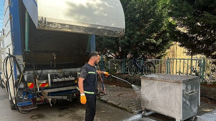 Gölcük’te çöp konteynerleri nizamlı olarak temizleniyor