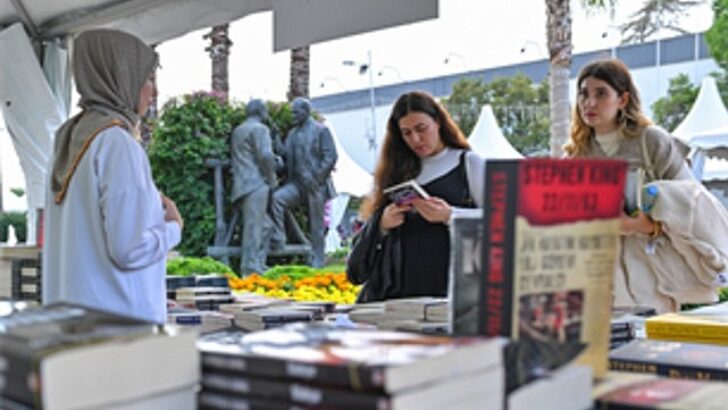 İZKİTAP’ta edebiyat şöleni sürüyor