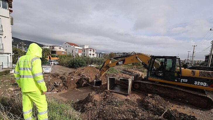 İzmir Büyükşehir Belediyesi grupları Bergama’da çok yağışlarla uğraş ediyor