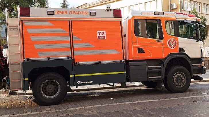 İzmir İtfaiyesi zelzele sonrası takviye için Sındırgı’da