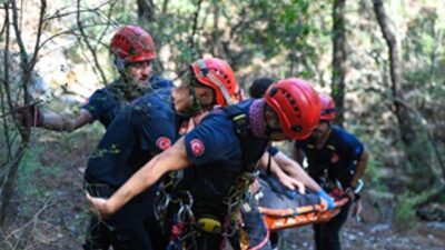 İzmir İtfaiyesi’nden Balçova Terapi Ormanları’nda kurtarma operasyonu