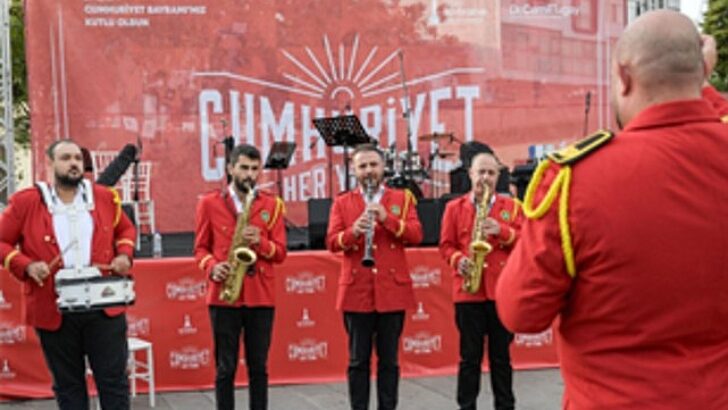 İzmir’de Cumhuriyet coşkusu başladı