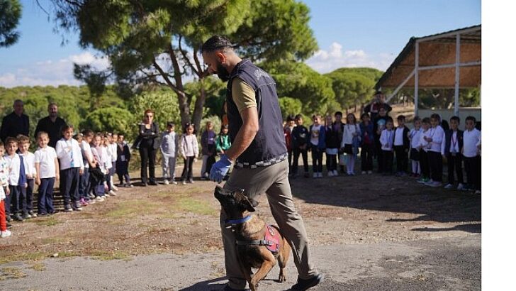 Jandarma arama kurtarma köpeği Çilek çocukların sevgilisi oldu