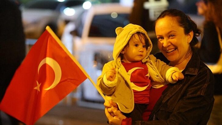 Karabağlar ‘da Coşkulu Cumhuriyet Korteji