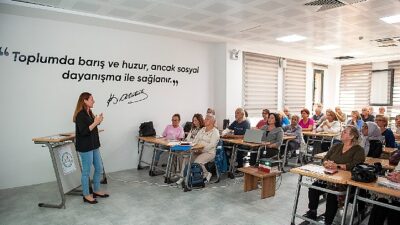 Karşıyaka’nın 3. Yaş Üniversitesi’nde ders zili çaldı!