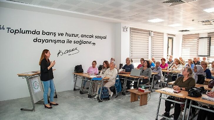 Karşıyaka’nın 3. Yaş Üniversitesi’nde ders zili çaldı!