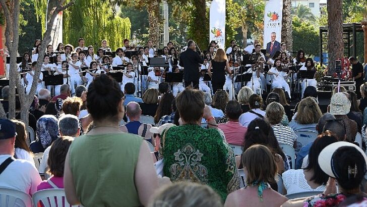 Kemer’de sokak hayvanları faydasına üçüncü konser