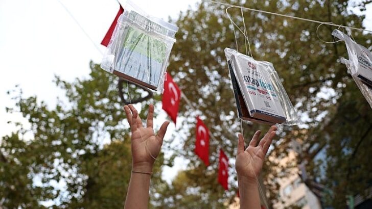 Kocaeli’de gelenek bozulmadı, kitaplar yeniden birinci ağaçlarda açtı!