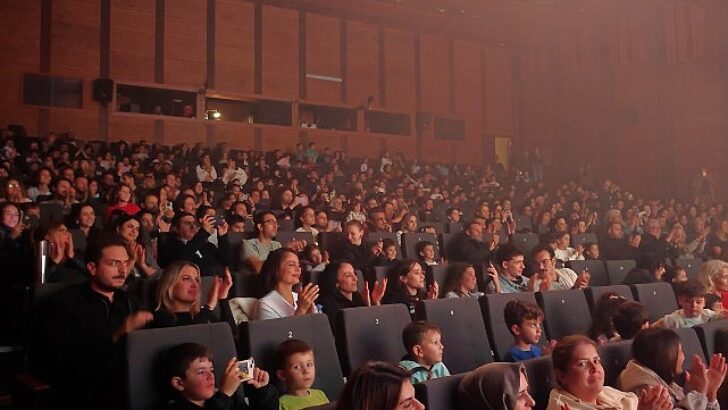 Kocaeli’de perdeler çocuklar için açıldı