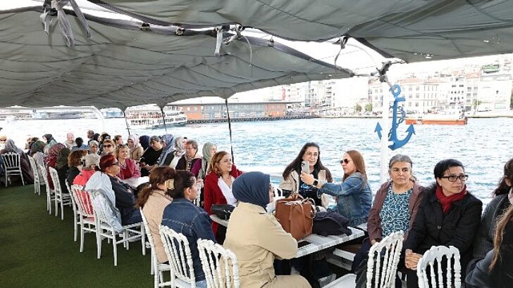 Küçükçekmeceli bayanlar İstanbul Boğazı’nda