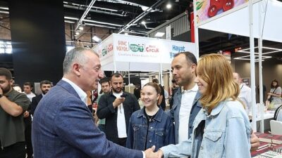 Lider Büyükakın fuarı gezdi kitap severler ile sohbet etti