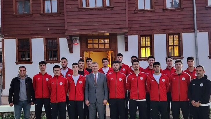 Lider Sezer, voleybol kadrosuna moral verdi