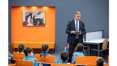 Lider Tugay kütüphanede çocuklara öykü okudu