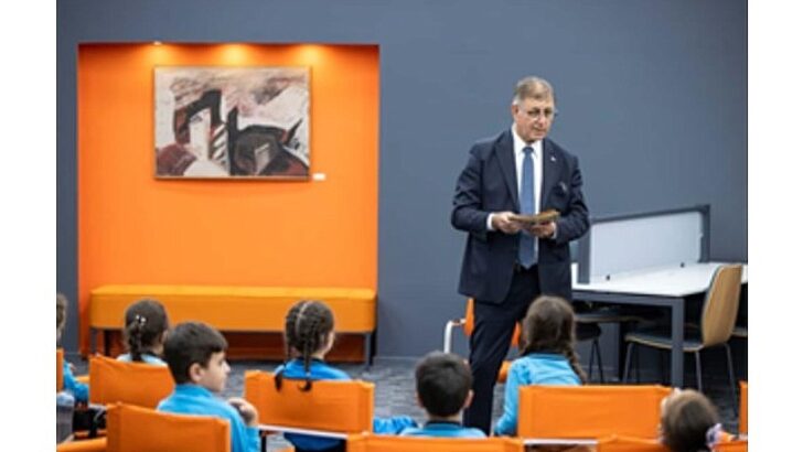 Lider Tugay kütüphanede çocuklara öykü okudu