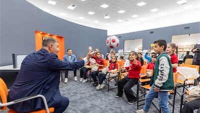 Lider Tugay okudu, Kadifekaleli çocuklar dinledi