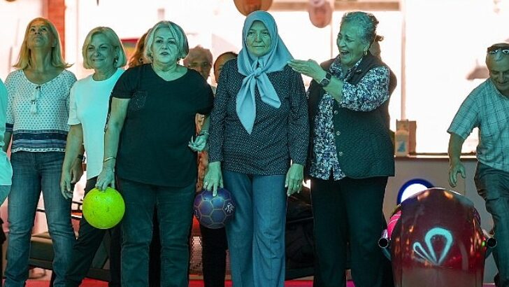 Maltepe’de Yaşlılar Günü’nde Bowlingle Eğlendiler