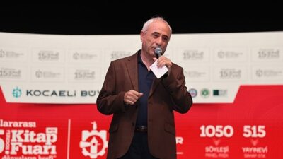 Nurullah Genç’ten Kocaeli Kitap Fuarı’nda hafızalara kazınan söyleşi; “Bir taş attılar, dünya yerinden oynadı”