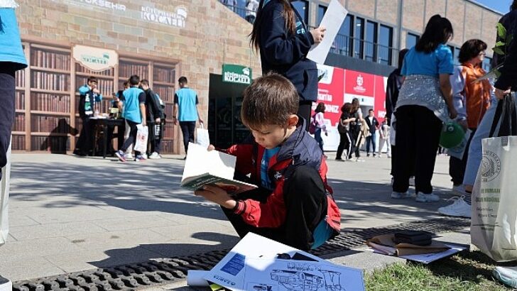 Öğrenciler, Kitap Fuarı’na koşuyor