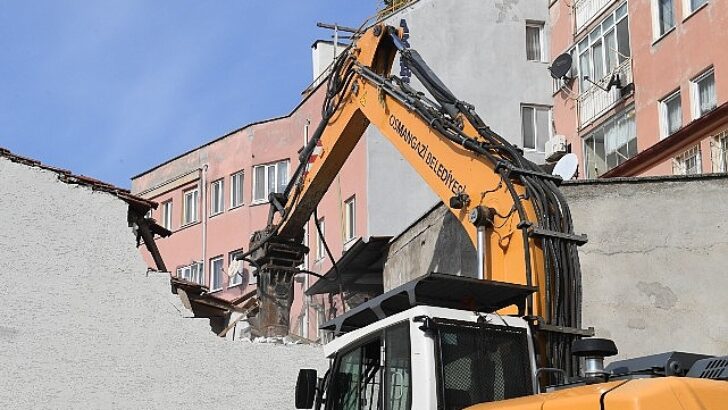 Osmangazi Belediyesi’nden tarihi koruyan yıkım
