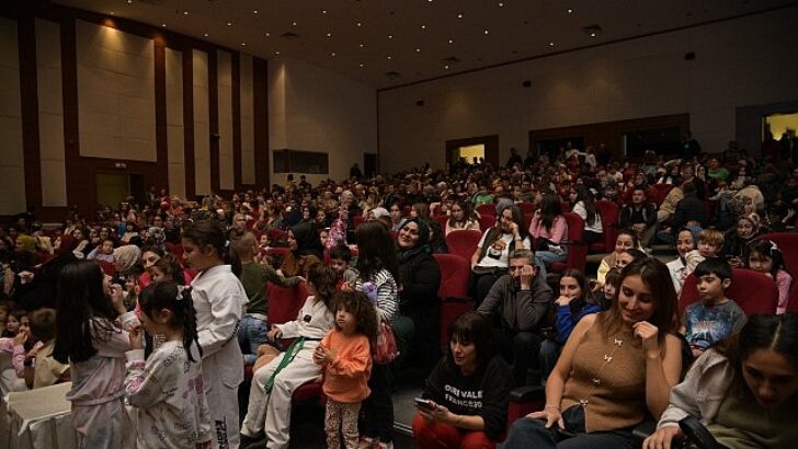 “Sevimli Kahramanlar Yarışıyor” Tiyatrosu Miniklerle Buluştu