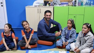 TEGV İstekli Elçisi oyuncu Ozan Akbaba, TEGV Mardin Midyat Tahsil Ünitesi’nde çocuklarla buluştu