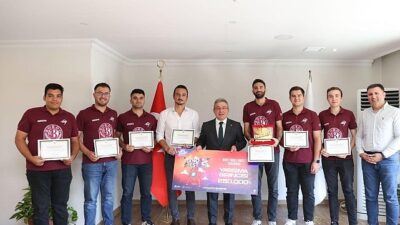 TEKNOFEST kapsamındaki müsabakalarda derece elde eden DEÜ’lü öğrenci ve akademisyenler, tebrik evraklarını DEÜ Rektörü Prof. Dr. Bayram Yılmaz’ın elinden aldı.