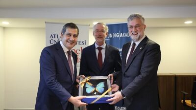 Üniversite, mesleksel eğitim ve profesyonel gelişim için imzalar atıldı