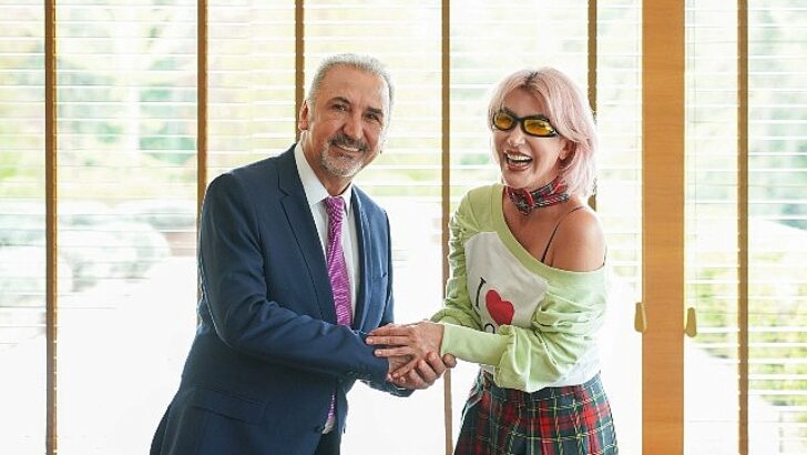 Ünlü müzikçi Hande Yener, göğüs kanserini yenme tecrübesiyle bayanlara güç verdi