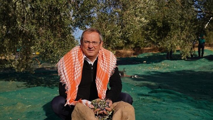 “Yerin Altının Değil, Üstünün Daha Değerli Olduğuna İnanıyorum” diyen Lider Mesut Ergin: “Zeytinyağı Ayvalık’ın Vazgeçilmez Bir Kültürüdür”